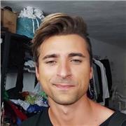 Attore-cantante impartisce lezioni di canto e interpretazione a chiunque voglia sperimentare un percorso di studio artistico, sia a livello professionale, sia per hobby e diletto personale